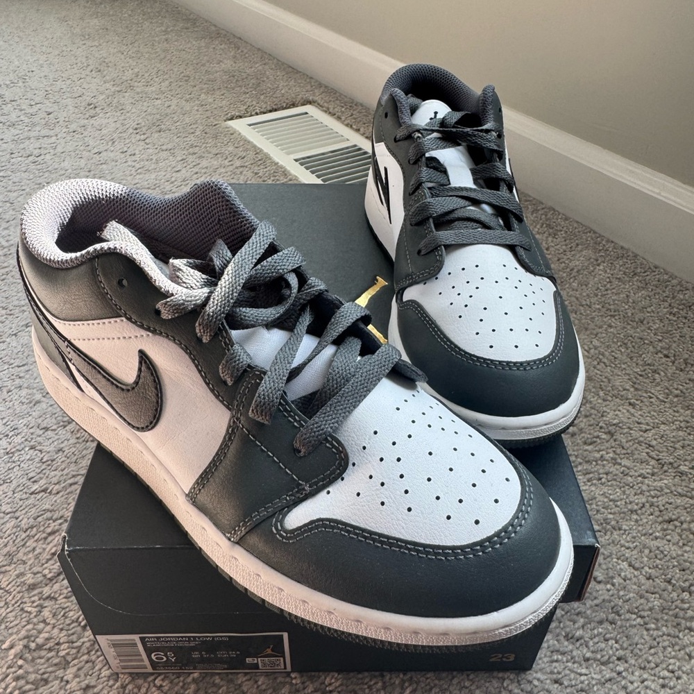 Nike air Jordan youth Black, white & dark grey Sneakers size 6.5 brand new